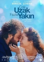 Çok Uzak Fazla Yakın 2016 Poster